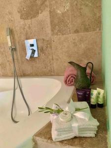 y baño con bañera y lavamanos. en Passiflora Suite en Safed