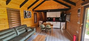 Kuchyň nebo kuchyňský kout v ubytování 101 Gün Kiralık Lake House Kayacık