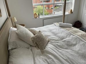 1 cama blanca con almohadas en el dormitorio en Stunning 5 bedroom country home with amazing views, en Leamington Spa