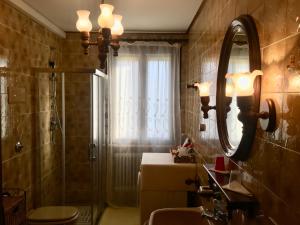 a bathroom with a shower and a mirror and a sink at Appartamento Casa della Nonna in Noventa di Piave +122 photos