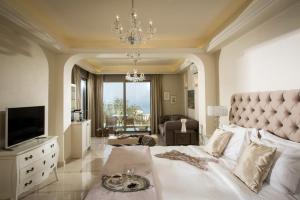 TV a/nebo společenská místnost v ubytování Creta Blue Boutique Hotel