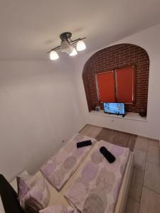 ein Zimmer mit einem Bett in der Ecke eines Zimmers in der Unterkunft Apartament central V&P in Sibiu