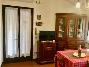 a room with a cabinet and a table and a window at Appartamento Casa della Nonna in Noventa di Piave