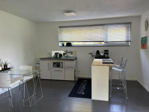 cocina con encimera, mesa y sillas en Homequartier Passau en Passau