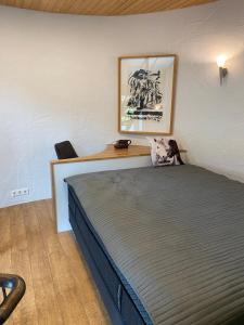1 dormitorio con 1 cama con una foto en la pared en Laugavellir Tower Suite, en Kleppjárnsreykir