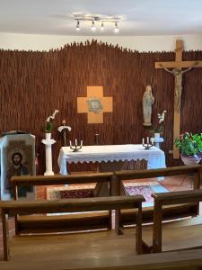 una iglesia con un altar y una cruz en la pared en Stabat Mater Casa di Preghiera, en Valdragone