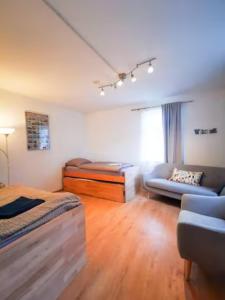 una camera con un letto e un divano di Traditional Apartments Salzburg a Salisburgo