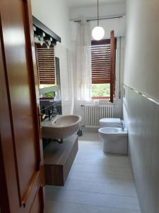 bagno con lavandino e servizi igienici di B&b Villaggio Sole a Sulmona