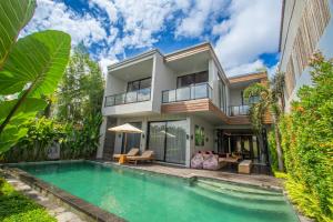 eine Außenansicht eines Hauses mit Pool in der Unterkunft Chiama Sun Bali - Private Luxury Villa in Dalung