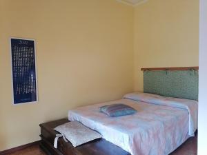 sypialnia z 2 łóżkami pojedynczymi i stołem w obiekcie B&b Villaggio Sole w mieście Sulmona