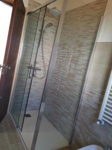 eine Dusche mit Glastür im Bad in der Unterkunft CASA CATERINA in Romano D'Ezzelino