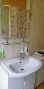 フィナーレ・リーグレにあるAppartamento La Sorgente - Residenza Adalgisaのバスルーム(白い洗面台、鏡付)