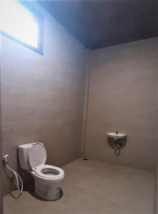 een badkamer met een toilet en een wastafel bij Villa Arjuna 