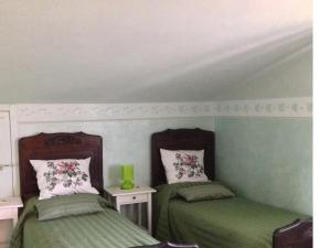 Un pat sau paturi într-o cameră la B&B Torre in Langa
