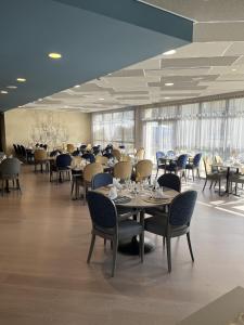 une salle à manger avec des tables et des chaises dans un bâtiment dans l'établissement DOMITYS LA SALAMANDRE, à Vitry-le-François