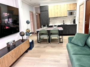 Η κουζίνα ή μικρή κουζίνα στο LUJO 10 pax Proyector, Maquina Arcade y Patinetes