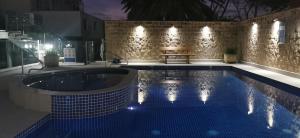 Waterview luxury hideaway, 2 min walk to all, pool内部或周边的泳池