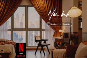 1 dormitorio con vistas a la ciudad desde una ventana en Nanyang-French Autumn Movie Scene With KLCC View, en Kuala Lumpur