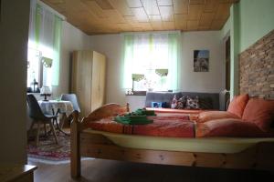 Un pat sau paturi într-o cameră la Ferienwohnung Talblick