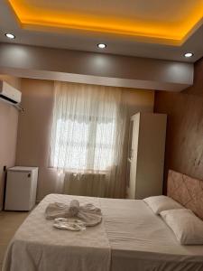 um quarto com uma cama grande e uma janela em Mardin Expert Otel em Mardin