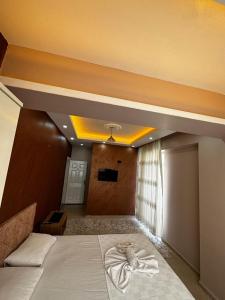 uma cama grande num quarto com tecto em Mardin Expert Otel em Mardin
