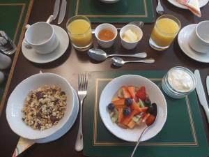 林頓的住宿－蒂尼斯旅館，餐桌,盘子上放着食物和橙汁