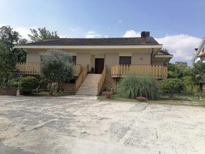 dom z podjazdem przed nim w obiekcie B&b Villaggio Sole w mieście Sulmona