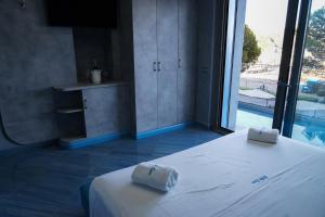 sypialnia z łóżkiem z dwoma ręcznikami w obiekcie B&B Luca w mieście Marina di Camerota