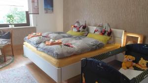 um quarto com uma cama com almofadas em Ferienwohnung Talblick em Annaberg-Buchholz
