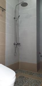 ein Bad mit Dusche und WC in der Unterkunft LẠI NGUYỄN BOUTIQUE HOTEL in Cần Thơ