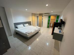 Postel nebo postele na pokoji v ubytování Islanda Hotel Patong + 16 fotografií