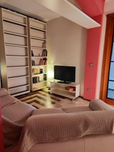 salon z kanapą i telewizorem z płaskim ekranem w obiekcie Casa vacanza "IL GIRASOLE" w mieście Noci +12 zdjęć
