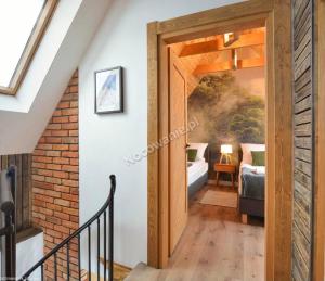 Un pasillo con una puerta que conduce a un dormitorio. en Bystre DOMKI 2, en Nowe Bystre