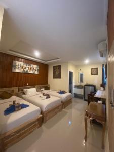 een hotelkamer met 2 bedden en een keuken bij Okawati Boutique Bungalows in Ubud