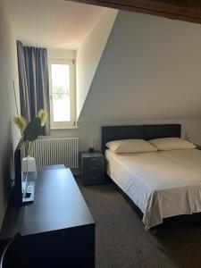 Postel nebo postele na pokoji v ubytování Hotel de ville d'Yvonand