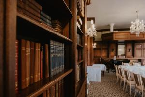 uma sala de jantar com uma mesa e alguns livros em The Orwell Hotel em Felixstowe