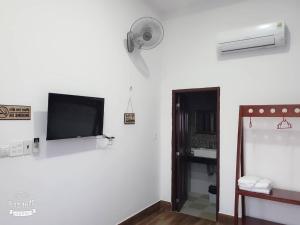 Zimmer mit einem Flachbild-TV an der Wand in der Unterkunft LẠI NGUYỄN BOUTIQUE HOTEL in Cần Thơ