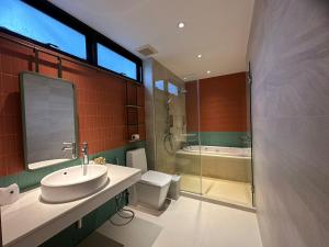 een badkamer met een wastafel, een douche en een toilet bij Banlansuan Resort SHA Plus in Cha Am
