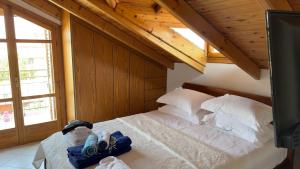 Posteľ alebo postele v izbe v ubytovaní Loft apartment 20m from sea