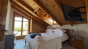 Televízia a/alebo spoločenská miestnosť v ubytovaní Loft apartment 20m from sea