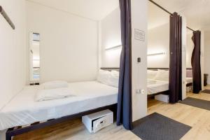 Postel nebo postele na pokoji v ubytování RadZone Hostel