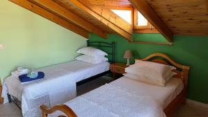Posteľ alebo postele v izbe v ubytovaní Loft apartment 20m from sea