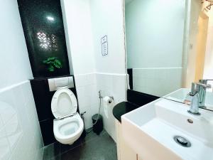 Koupelna v ubytování RadZone Hostel