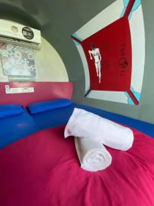 ein Zimmer mit einem Bett und einem Handtuch darauf in der Unterkunft Tubotel in Pantai Cenang