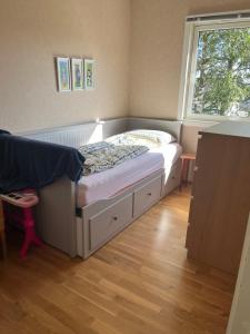 En eller flere senge i et værelse på Holiday home with seaview in Flekkefjord