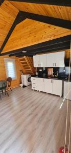 una cucina con armadi bianchi e soffitto in legno di Lake house kayacık Resort a Dalaman