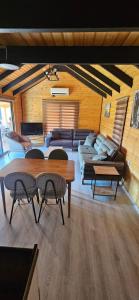ein Wohnzimmer mit einem Sofa und einem Tisch in der Unterkunft Lake house kayacık Resort in Dalaman