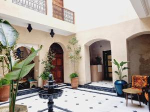馬拉喀什的住宿－Riad La Bigarade，大堂种植了许多盆栽植物