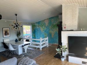 Holiday home with seaview in Flekkefjord في فليكهافيود: غرفة معيشة مع خريطة على الحائط