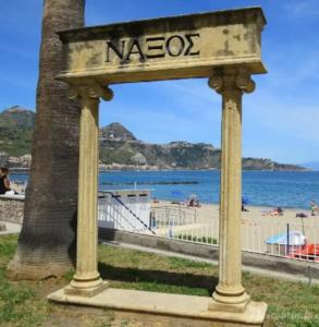ein Schild vor einem Strand mit den Worten Naez in der Unterkunft Casa Vacanza Giardini Naxos Taormina MIRANAXOS in Giardini-Naxos